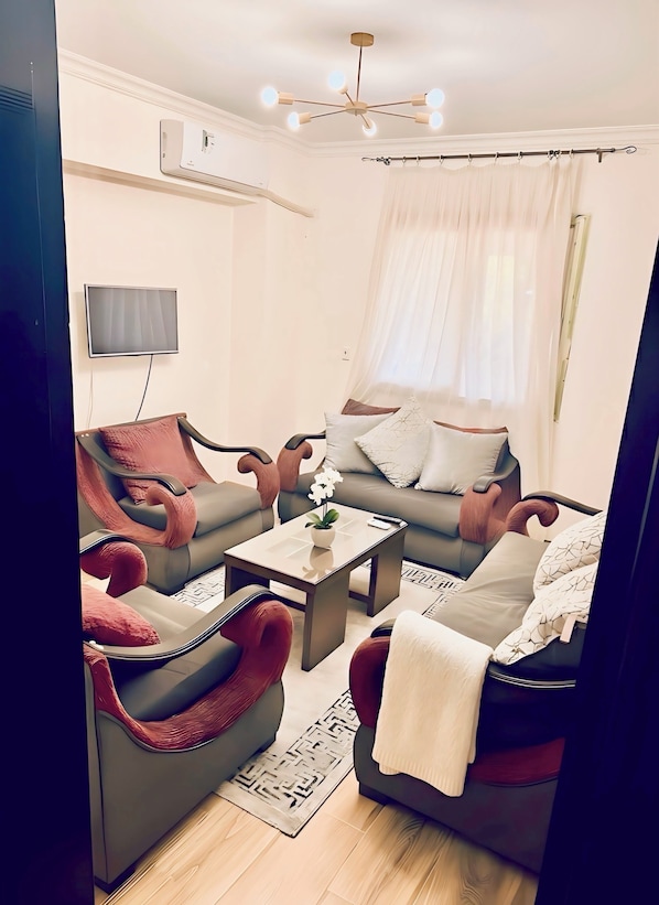 Apartment, 2 Bedrooms, Accessible, Smoking | Living room