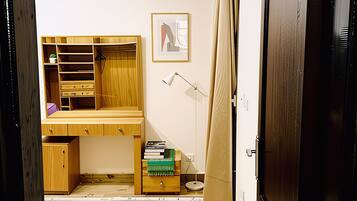 Apartment, 2 Bedrooms, Accessible, Smoking | Living room