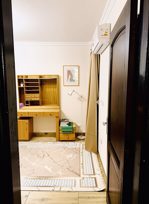 Apartment, 2 Bedrooms, Accessible, Smoking | Living room