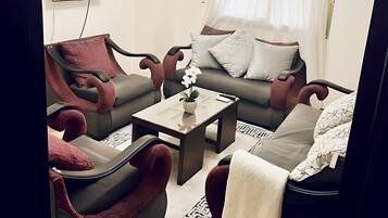 Apartment, 2 Bedrooms, Accessible, Smoking | Living room