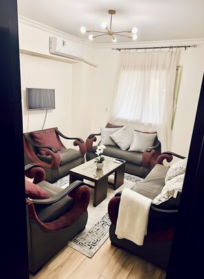 Apartment, 2 Bedrooms, Accessible, Smoking | Living room