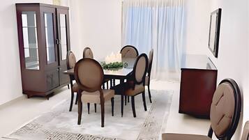 Apartment, 2 Bedrooms, Accessible, Smoking | Dining room