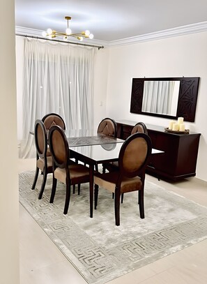 Apartment, 2 Bedrooms, Accessible, Smoking | Dining room