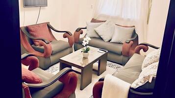 Apartment, 2 Bedrooms, Accessible, Smoking | Living room