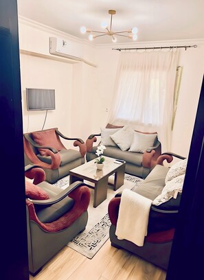 Apartment, 2 Bedrooms, Accessible, Smoking | Living room