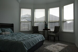 3 habitaciones, tabla de planchar con plancha, wifi y ropa de cama 