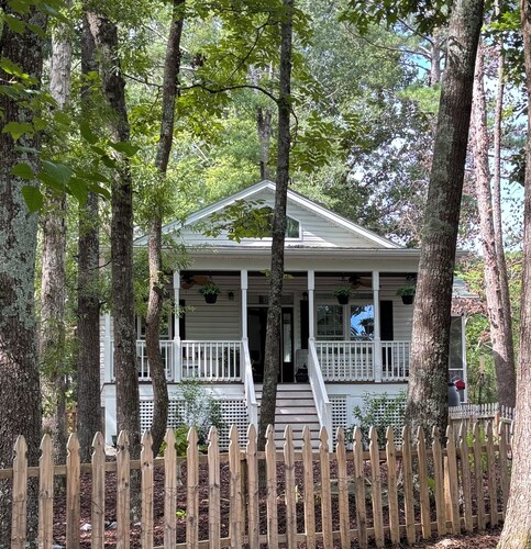 Peaceful cottage on a working horse farm