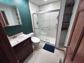 Douche, bidet, serviettes fournies, savon
