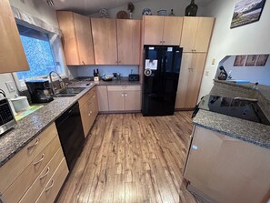 Four à micro-ondes, un four, surface de cuisson, lave-vaisselle