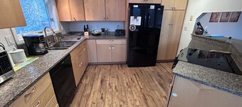 Relaxing 3BR Creekside Escape in Eagle River w/ Hot Tub & Mountain Views