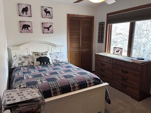 3 bedrooms, WiFi, bed sheets - Relaxing 3BR Creekside Escape in Eagle River w/ Hot Tub & Mountain Views (Anchorage)