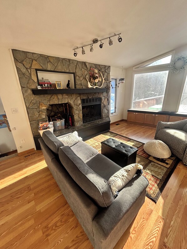 TV, fireplace