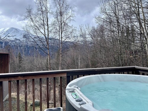 Relaxing 3BR Creekside Escape in Eagle River w/ Hot Tub & Mountain Views