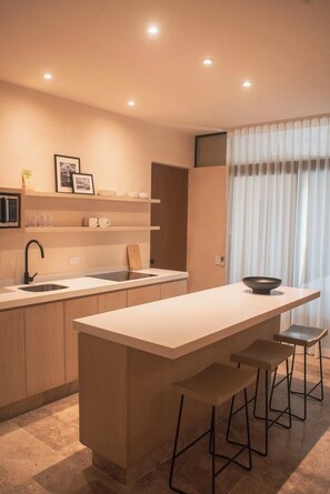 Refrigerador, microondas, parrilla de estufa y cafetera y tetera 