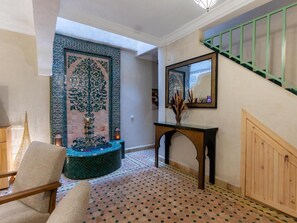 المنشأة من الداخل