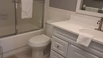 Asciugacapelli, asciugamani, sapone, carta igienica