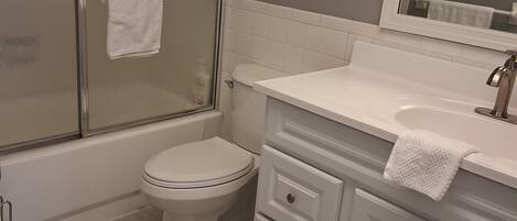 Hårtørrer, håndklæder, Sæbe, Toiletpapir