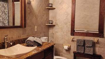 Secador de pelo, toallas, jabón, papel higiénico