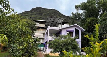 Delightful 3-bedroom bungalow in Girivan, Dongargaon