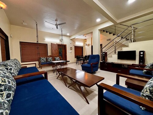 Delightful 3-bedroom bungalow in Girivan, Dongargaon