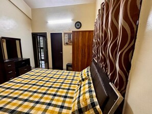 3 bedrooms, iron/ironing board, WiFi, bed sheets - Delightful 3-bedroom bungalow in Girivan, Dongargaon (Dongargaon)