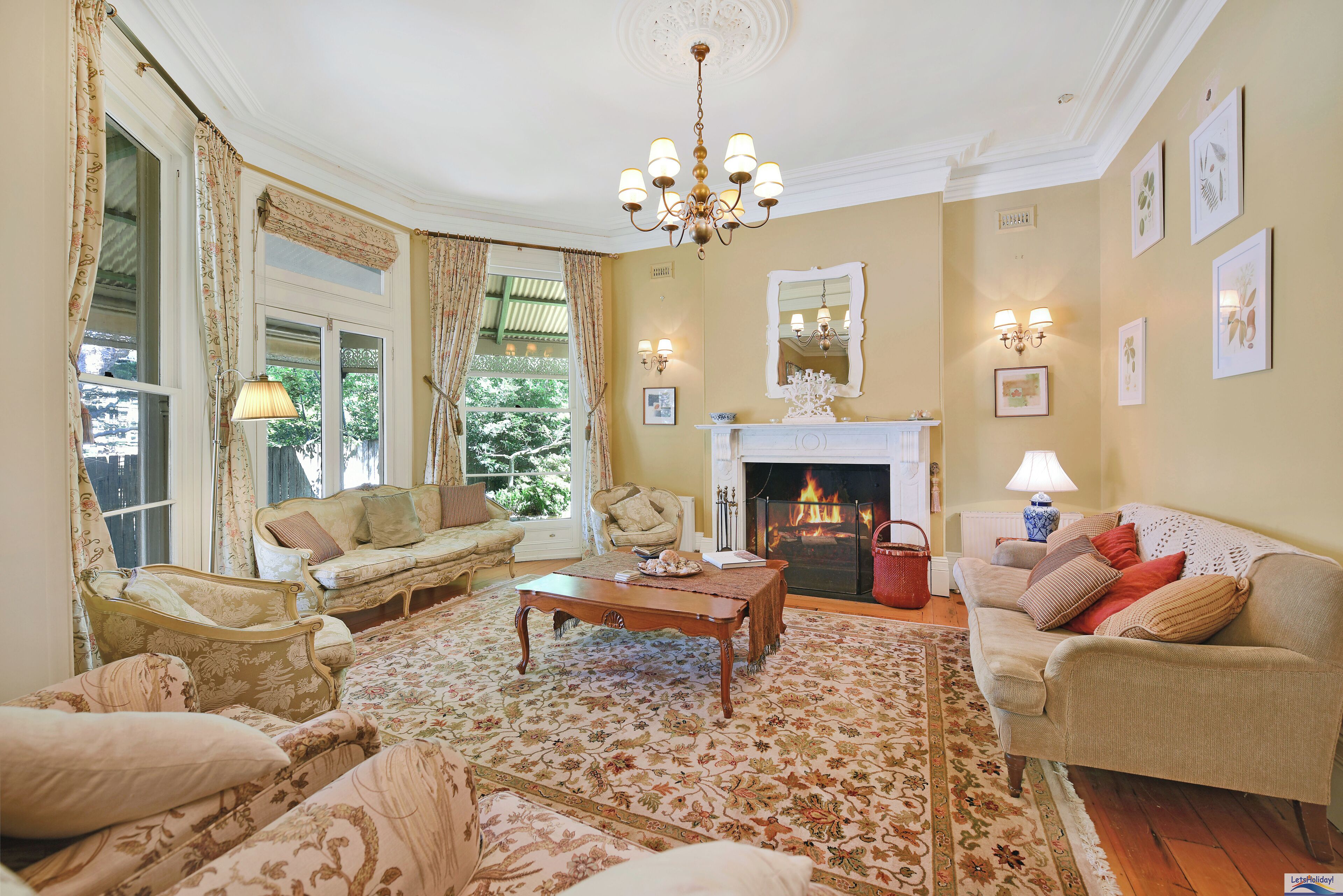 Smart TV, chimenea y monitor de computadora 