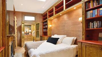 6 quartos, escrivaninha, ferros/tábuas de passar roupa, berço de viagem