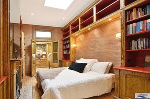 6 bedrooms, desk, iron/ironing board, travel cot