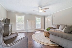 Smart TV, fireplace, books, stereo
