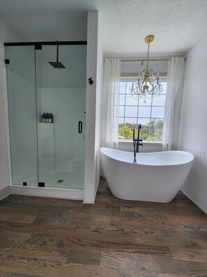 Hair dryer, towels, soap, shampoo - Charming Villa mins to Leipers Fork, Historic Franklin, Southall Farm & Inn. (Franklin)