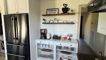 雪櫃、微波爐、焗爐、爐具