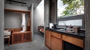 Deluxe Room, 1 Queen Bed | Egyptian cotton sheets, premium bedding, minibar, in-room safe
