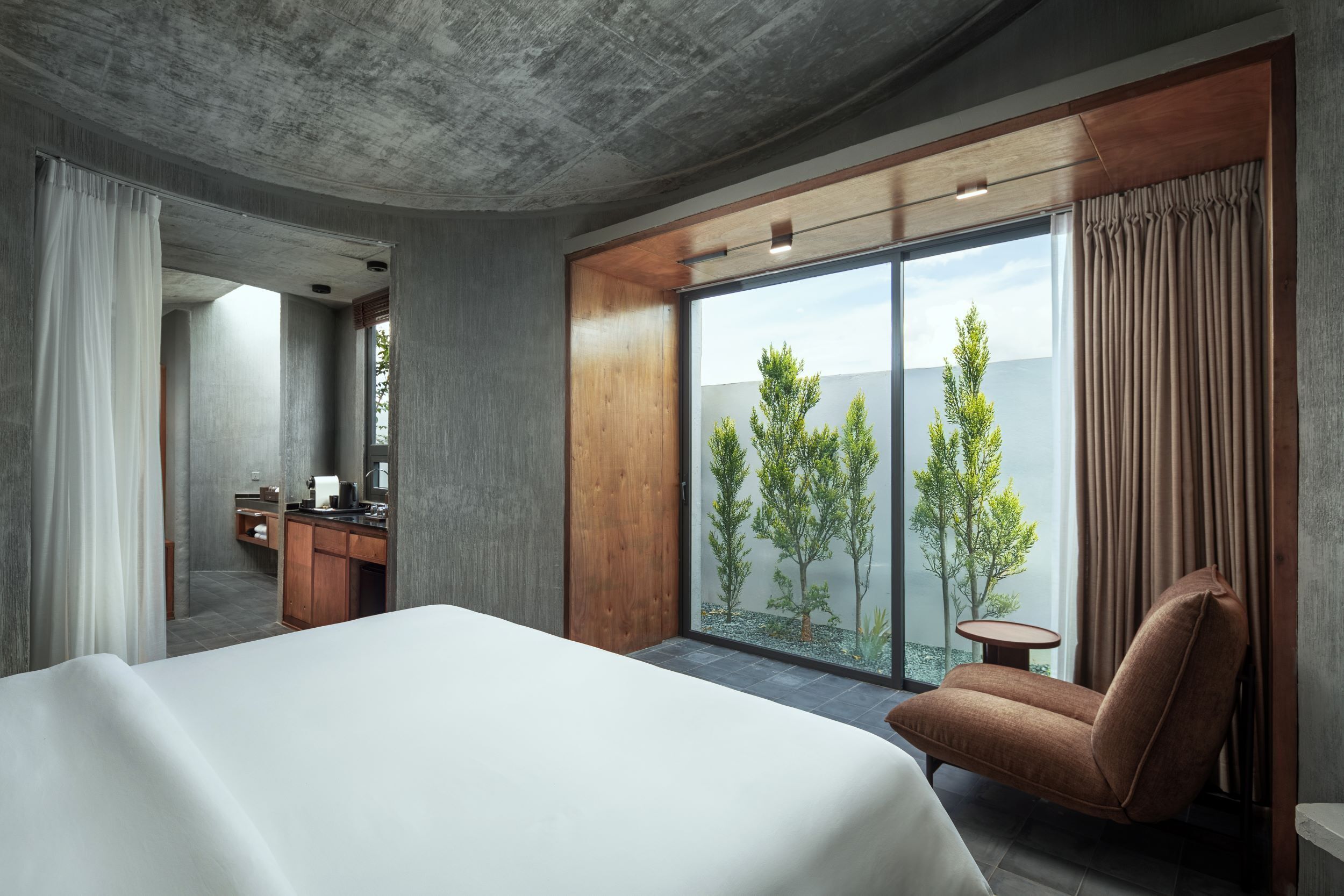 Deluxe Room, Mountain View | Desk, laptop workspace, iron/ironing board, free WiFi