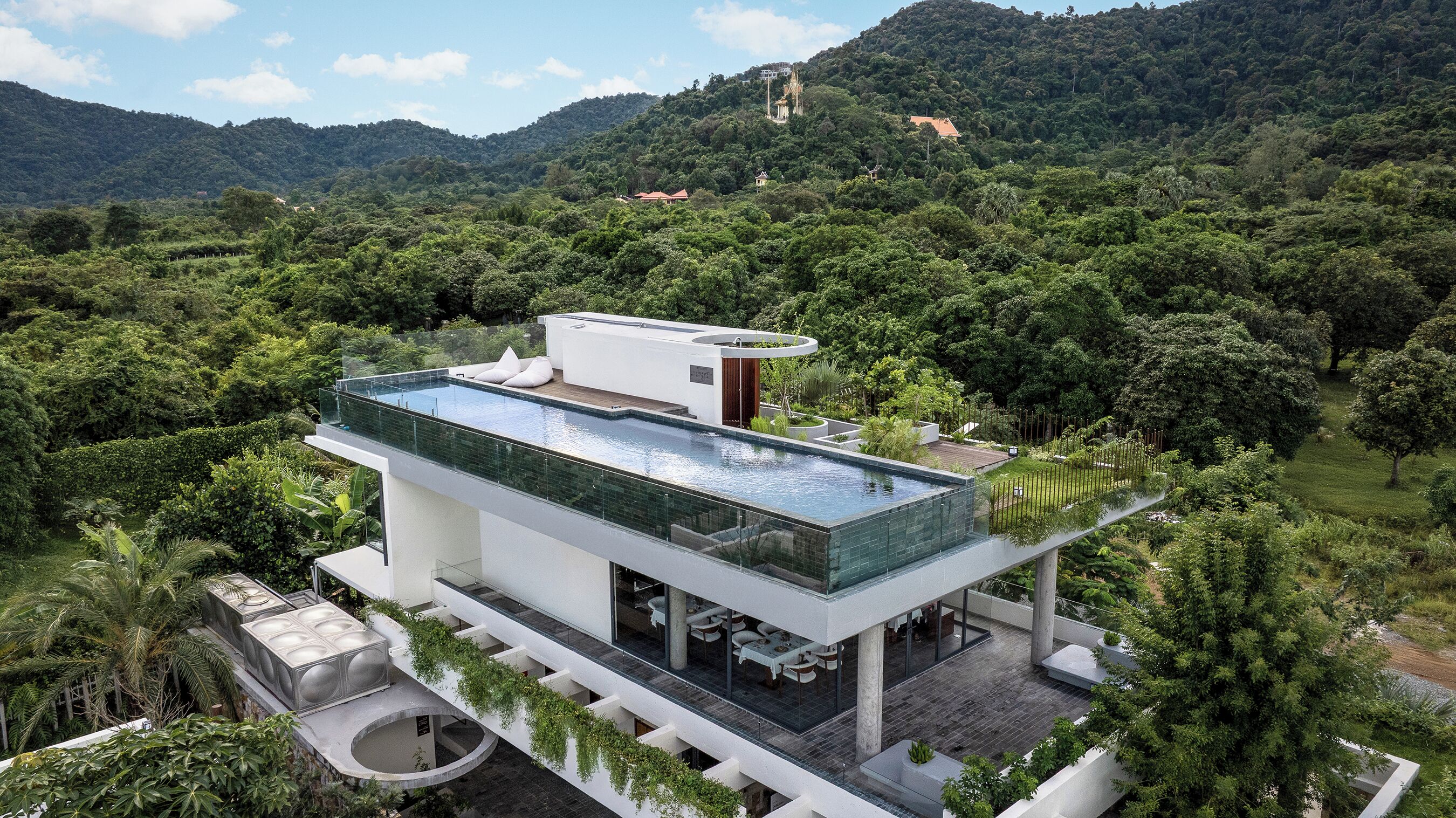 Suite ejecutiva, vista a la alberca | Escritorio y espacio para trabajar con laptop 