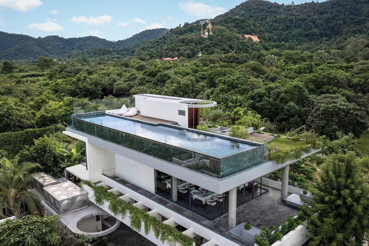 Desk, laptop workspace, iron/ironing board, free WiFi