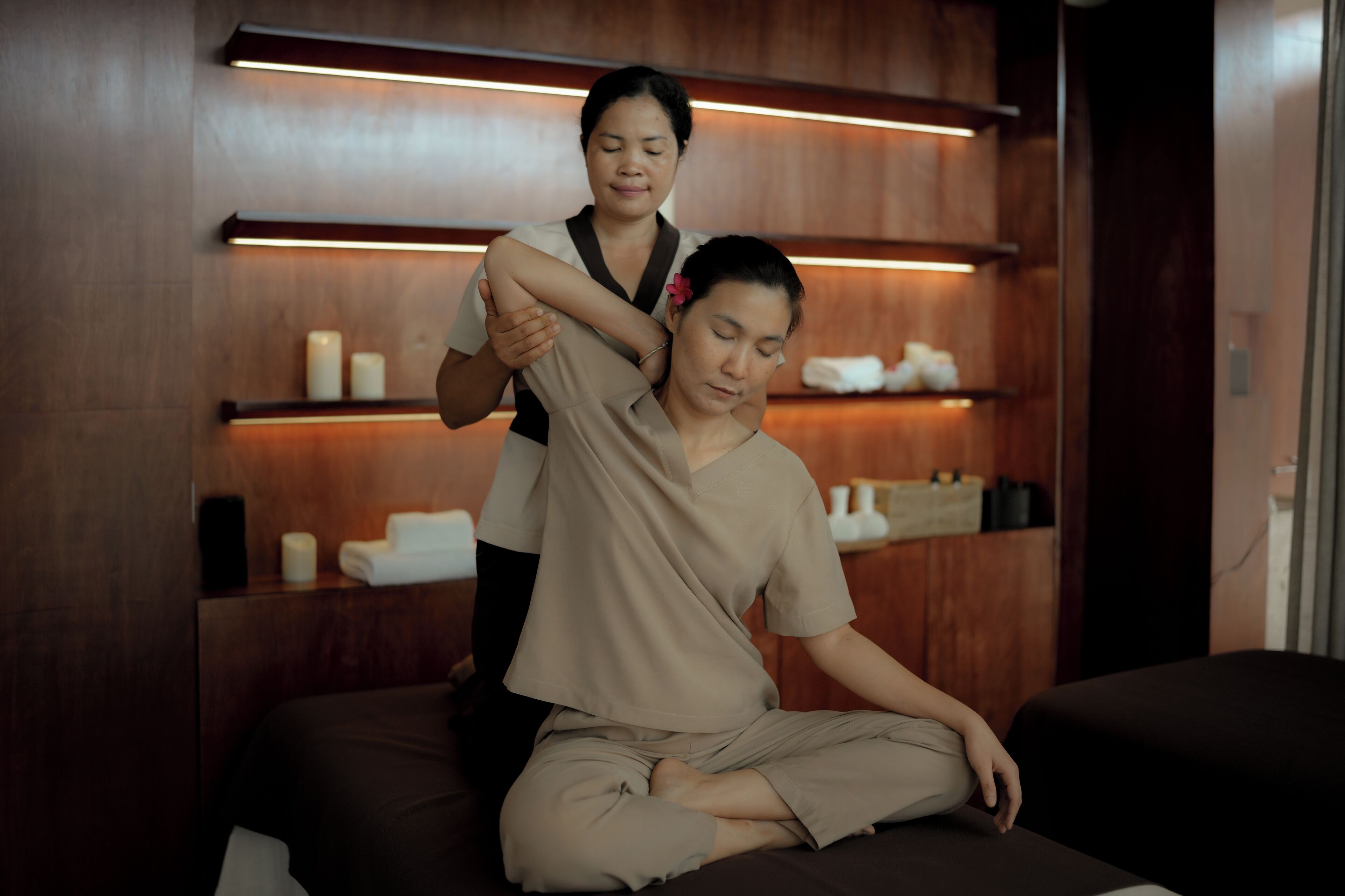 Body treatments, aromatherapy, deep-tissue massages, 1 treatment room
