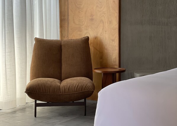 مكتب ومساحة عمل للكمبيوتر المحمول ومكواة/لوح كي وواي فاي مجانًا