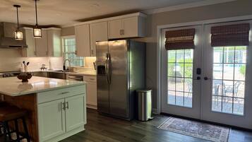 Jääkaappi, mikroaaltouuni, uuni, liesi