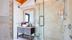 Shower, towels - Omaha's Shore Thing (Omaha)