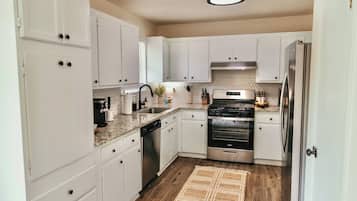 Køleskab, mikrobølgeovn, ovn, kogeplade