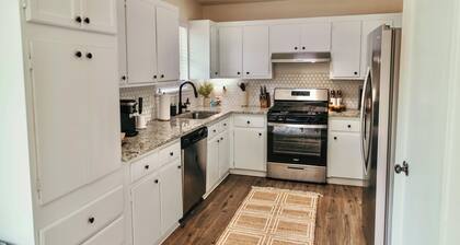 Downtown Escape-3 min to Downtown-Oktoberfest-FirePit-card games & so much more.