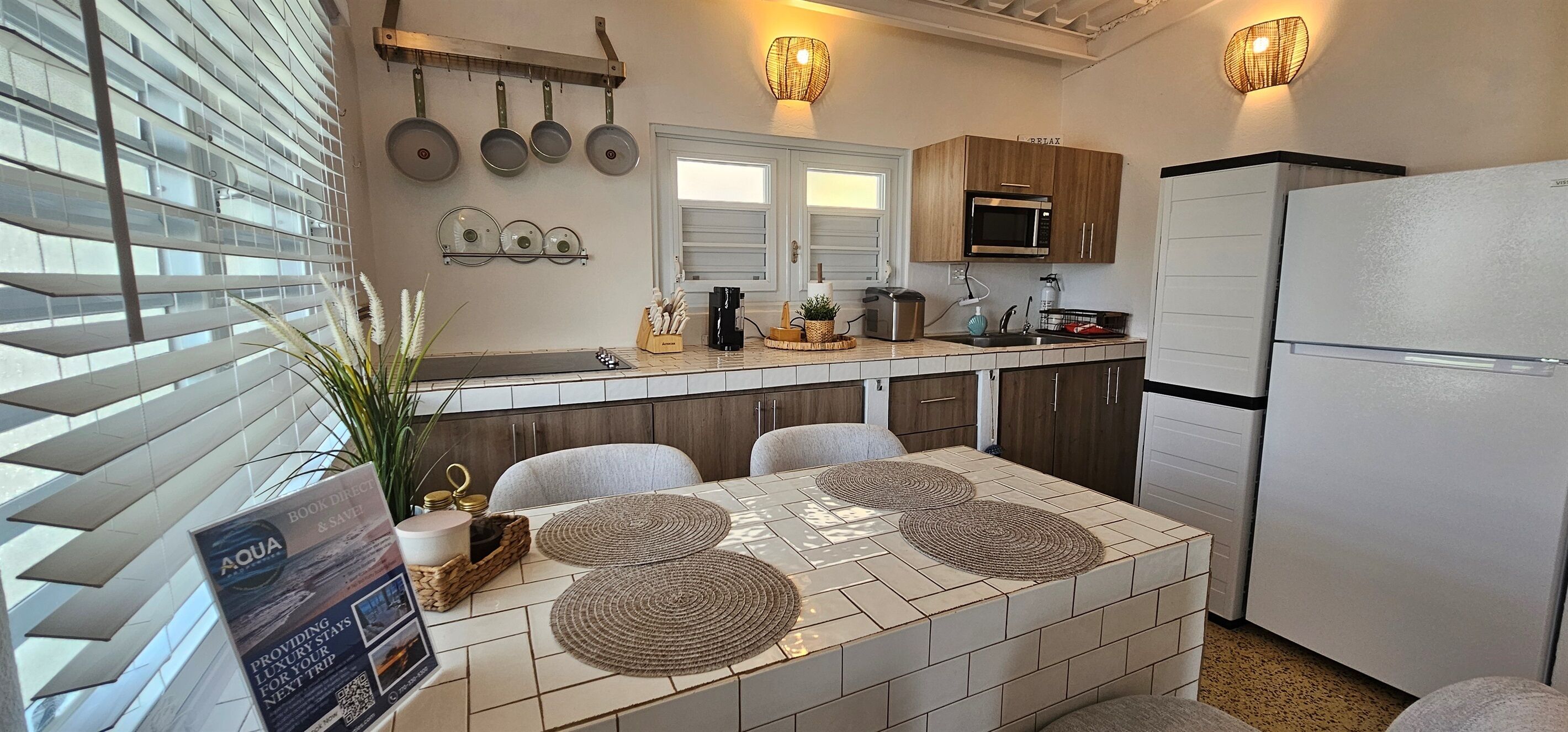 Kühlschrank, Mikrowelle, Herdplatte, Wasserkocher mit Kaffee-/Teezubehör