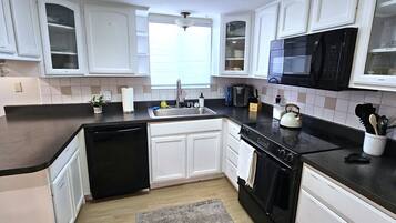 雪櫃、微波爐、焗爐、爐具