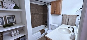 Secador de cabelo, toalhas de banho