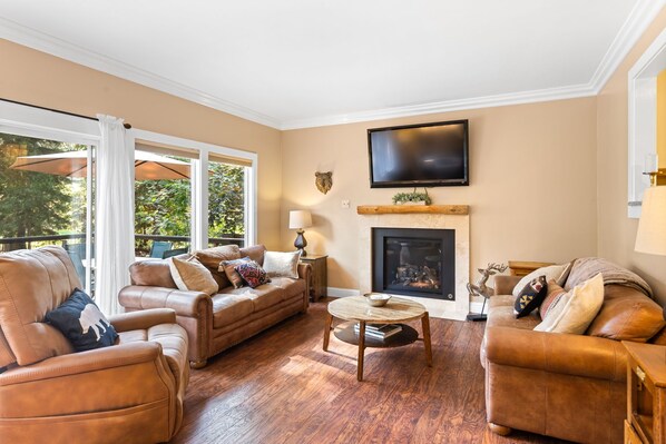Smart TV, fireplace - Golf Course View in Tahoe Vista (Tahoe Vista)