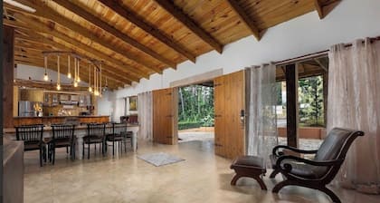 Casa familiar con hermoso patio y BBQ . Cerca de rios y cascadas. Seguridad