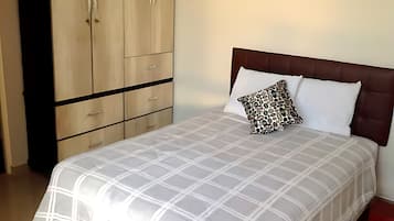 2 habitaciones, tabla de planchar con plancha, wifi y ropa de cama