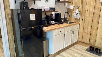 Een koelkast, een microgolfoven, een koffiezetapparaat/waterkoker