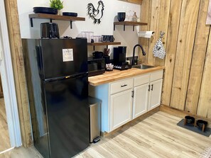 Kylskåp, mikrovågsugn, kaffe- och tebryggare och brödrost