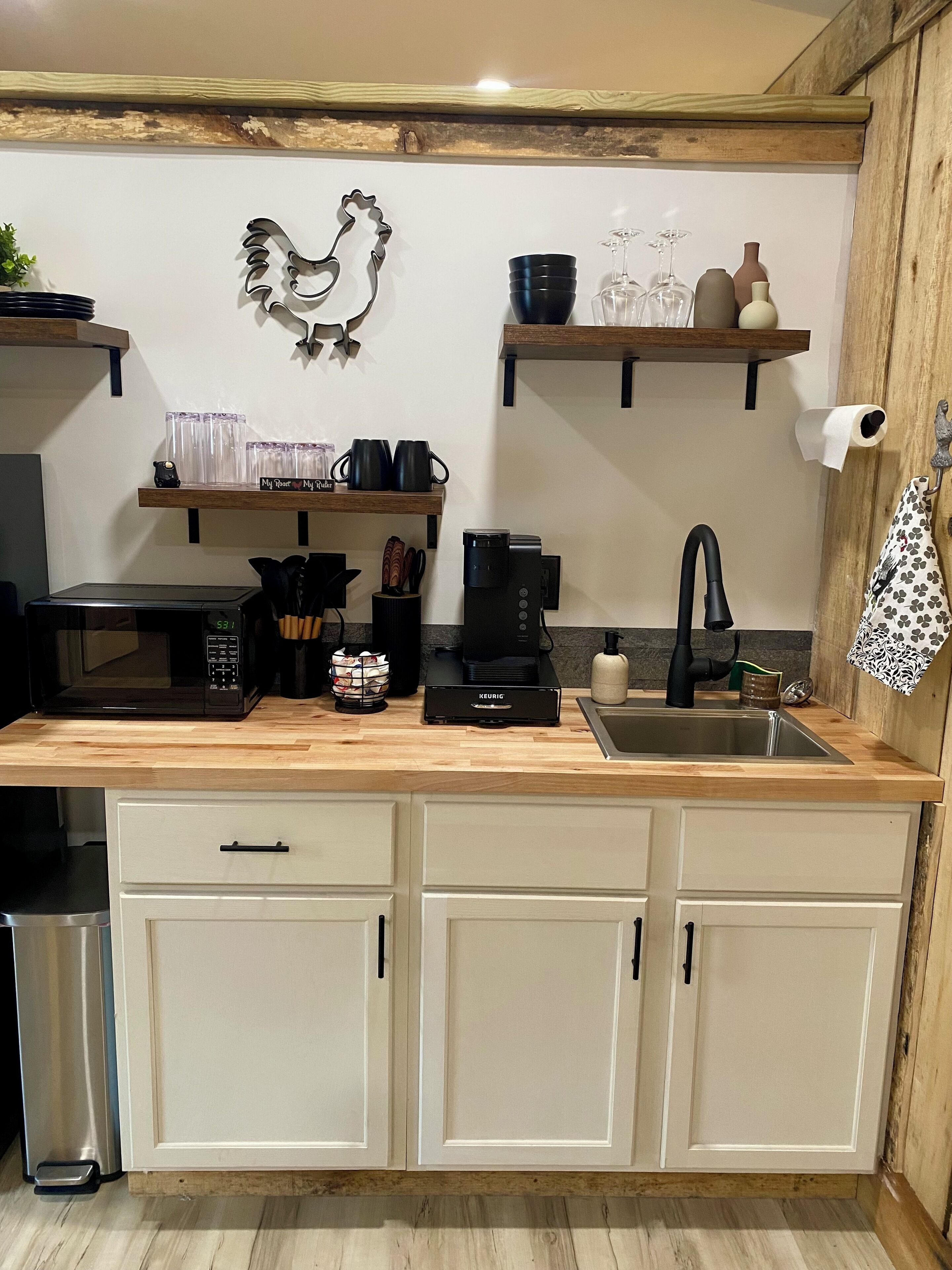 Jääkaappi, mikroaaltouuni, kahvin-/teenkeitin, leivänpaahdin